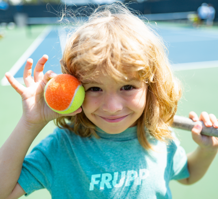 Frupp Cup Tenis 10 – uśmiechnięte dziecko.